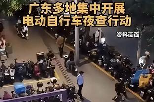 勒克莱尔失误被超车，镜头给到了法拉利车房的伊布